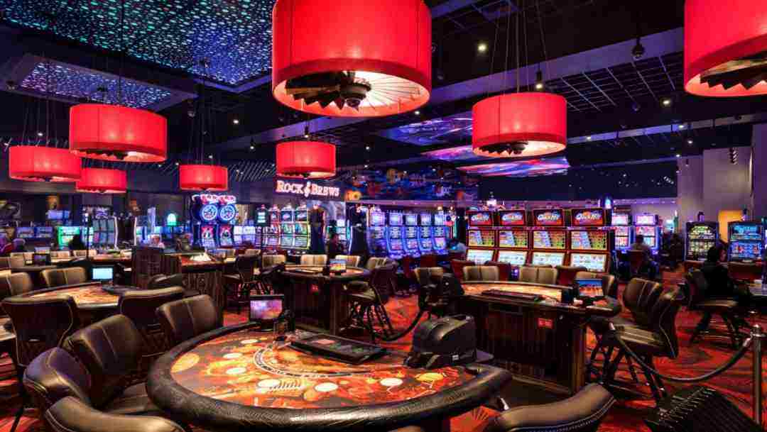 Golden Sand Hotel and Casino có các bàn game rộng lớn, hiện đại 