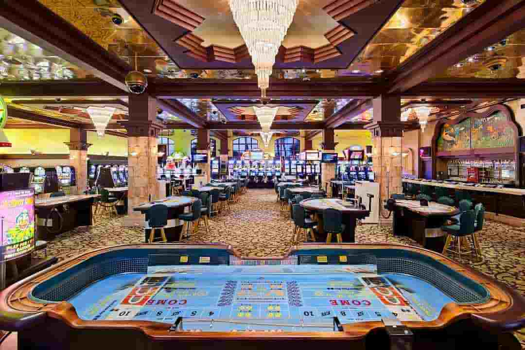 Diamond Crown Hotel & Casino có vô số bàn game hiện đại 